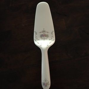 Christopher Stuart Spring Crest Cake Server